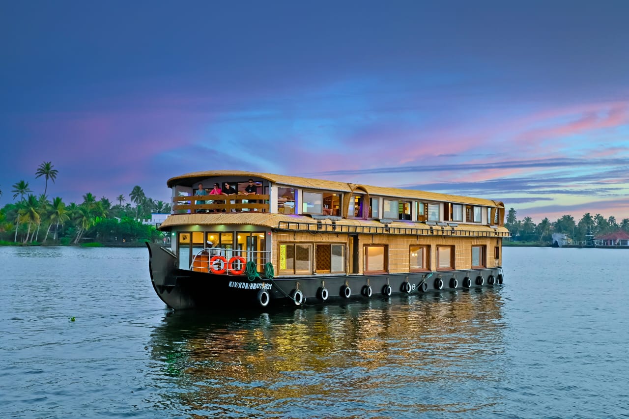 Top HouseBoat Provides in kerala Boat Race Viewing Cruise